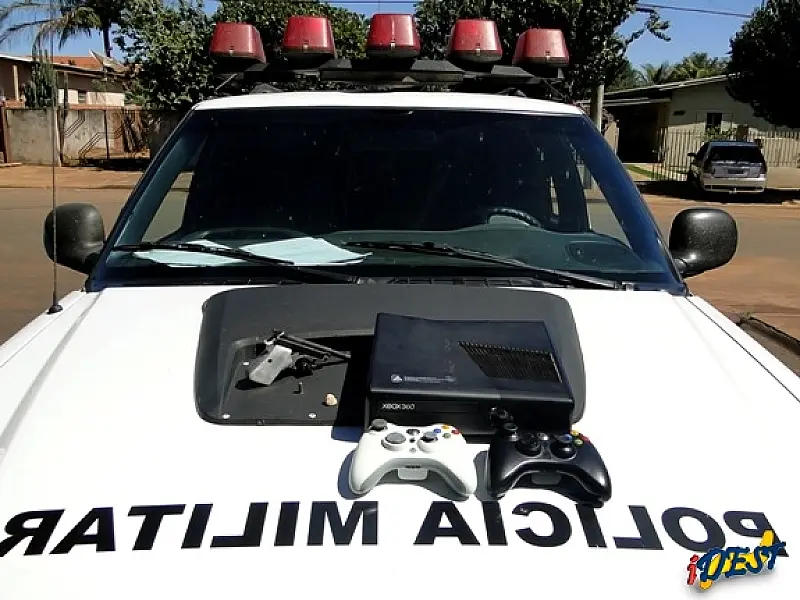 Três adolescentes e um jovem são flagrados com arma e droga