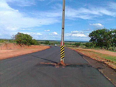 Poste no meio da rodovia representa perigo na MS-436