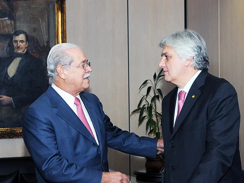 Delcídio pede a ministro investimentos nas estradas de MS