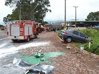 Acidente com 4 veículos na entrada de posto deixa 2 feridos na BR-163
