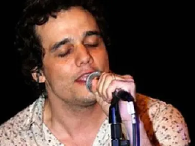 Wagner Moura participa de tributo à Legião Urbana