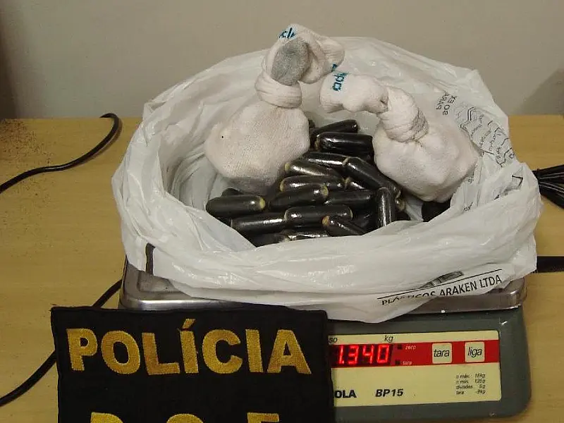 Boliviano é preso após expelir mais de 58 cápsulas de cocaína