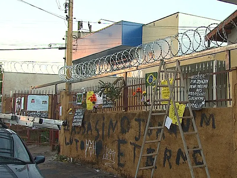 Às vésperas de reconstituição, família instala cercas na casa de Joaquim