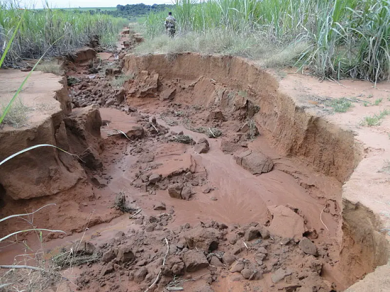 PMA autua e multa em R$ 100 mil usina de álcool em Maracaju por erosão