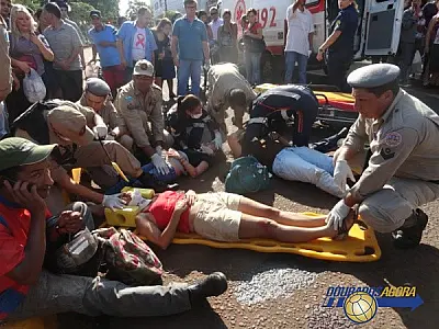 Motociclista atropela mãe e filha no centro