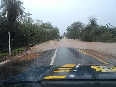 Chuva desde madrugada alaga casas e interdita rodovia de acesso ao Pantanal de MS