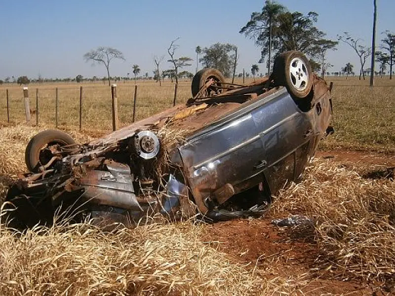 Capotamento deixa motorista ferido em Anaurilândia