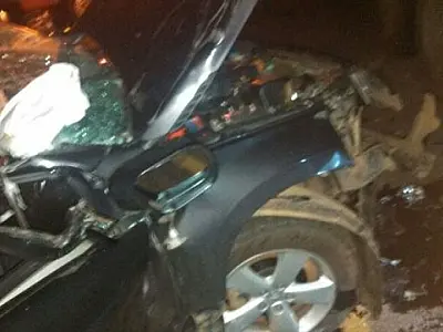 Motorista bate carro na traseira de carreta estacionada em Coxim