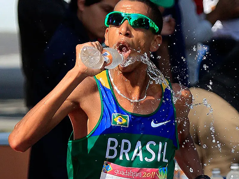 Ex-catador de lixo vence a maratona na despedida do Pan
