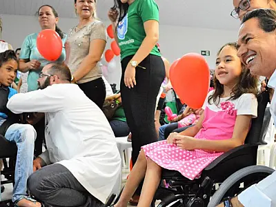 Prefeitura garante novas cadeiras de rodas para alunos da educação especial