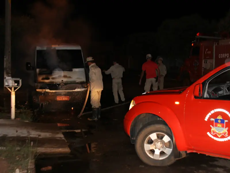Van estacionada pega fogo em Três Lagoas; ainda não se sabe o motivo