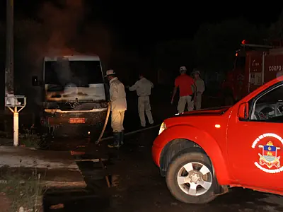 Van estacionada pega fogo em Três Lagoas; ainda não se sabe o motivo