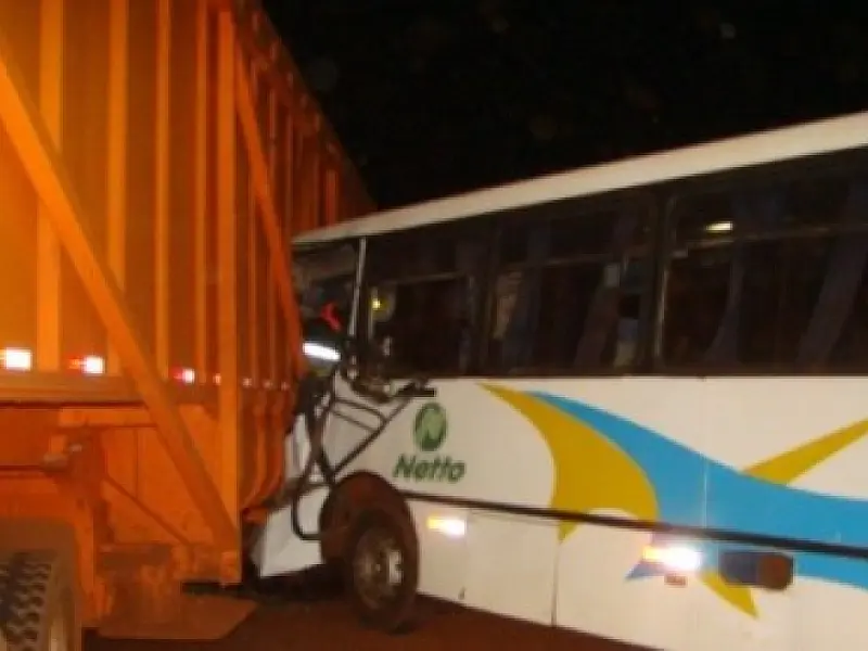 Acidente entre ônibus e carreta deixa 31 feridos