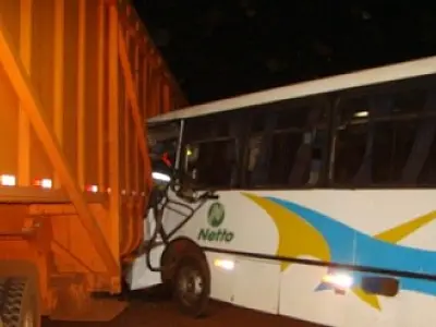 Acidente entre ônibus e carreta deixa 31 feridos