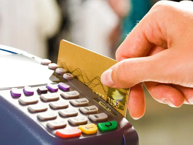 Taxa de juros do cartão de crédito segue acima de 400% em novembro