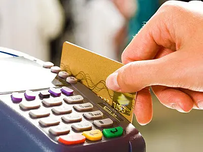 Taxa de juros do cartão de crédito segue acima de 400% em novembro