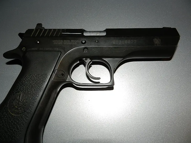 Homem é preso com pistola das Forças Armadas da Bolívia