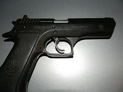 Homem é preso com pistola das Forças Armadas da Bolívia