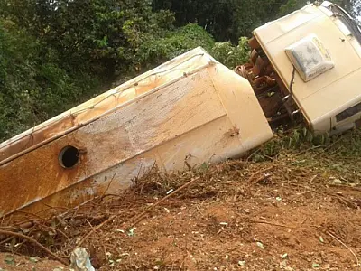 Caminhão cai no Córrego na cidade de Cassilândia