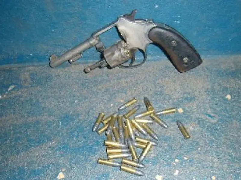 Cabeleireiro é preso com arma e 30 munições