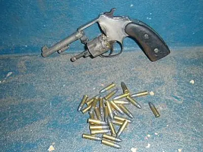 Cabeleireiro é preso com arma e 30 munições