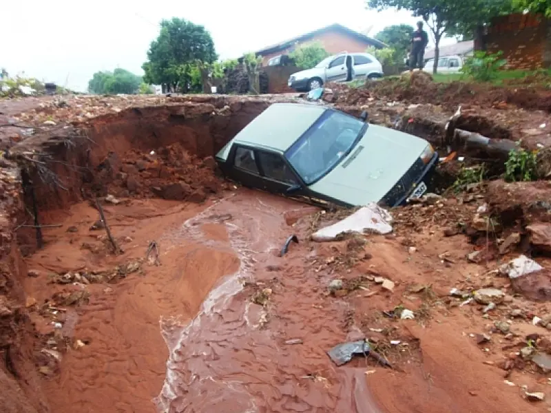 Carro cai em buraco durante chuva em Nova Andradina