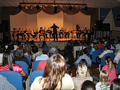 Público prestigia concerto de violonistas alemães em Três Lagoas