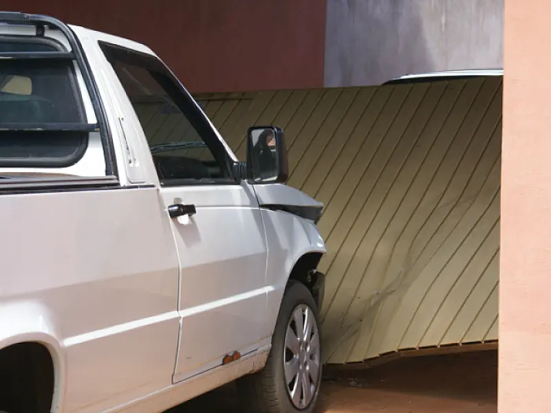 Homem perde o controle do carro e derruba portão de uma residência