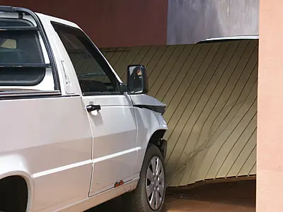 Homem perde o controle do carro e derruba portão de uma residência