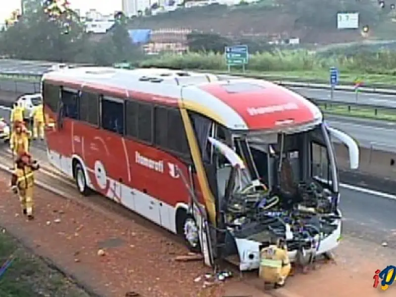 Ônibus que saiu de Paranaíba bate em carreta em São Paulo