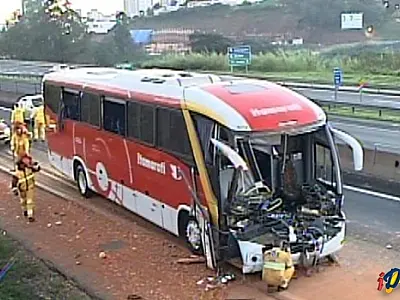 Ônibus que saiu de Paranaíba bate em carreta em São Paulo