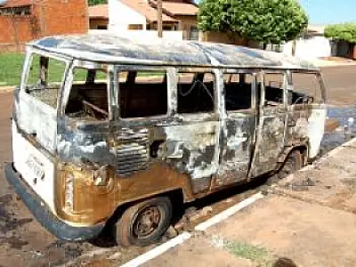 Vereador tem Kombi incendiada em Nova Andradina