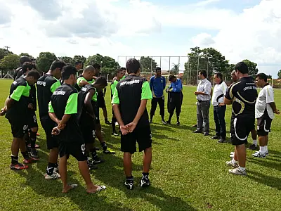 Elói Kruger chega ao Novoperário e conhece jogadores