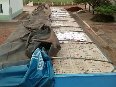 PM de Naviraí apreende carreta carregada de cigarros