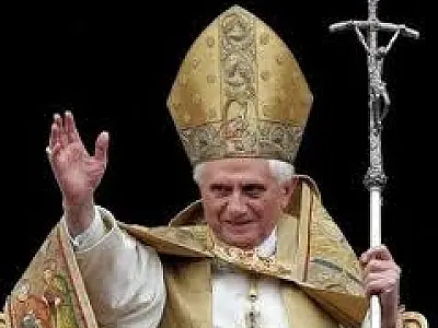 Vaticano diz que Bento XVI pode publicar decreto que antecipa conclave