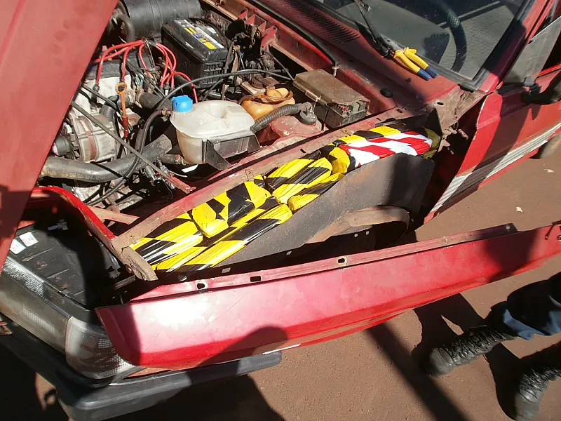 PMR encontra maconha embaixo de lataria de carro