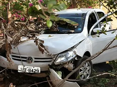 Carro invade pesqueiro após colisão com outro veículo em Coxim