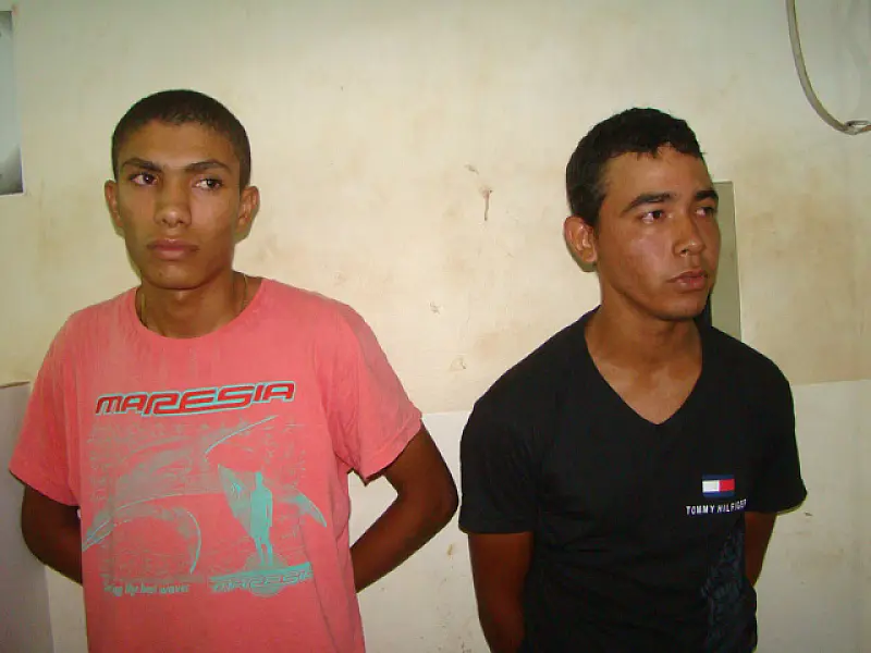 Três jovens são flagrados vendendo droga nas ruas de Dourados