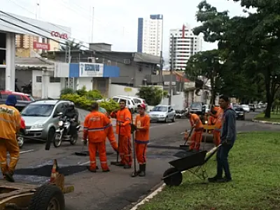 700 homens estão trabalhando para recuperar a cidade depois da chuva