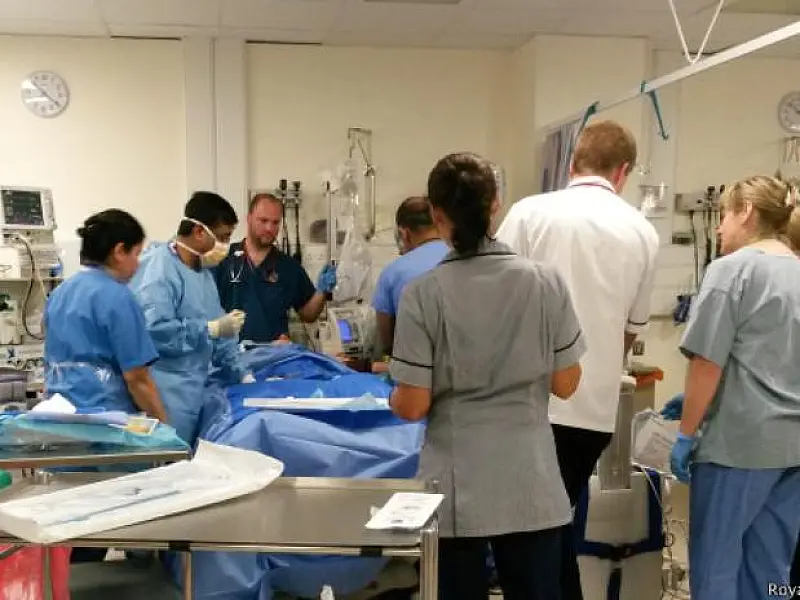 Britânico sobrevive a 17 paradas cardíacas em um só dia