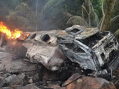 Motorista morre carbonizado após caminhão cair em ribanceira e pegar fogo