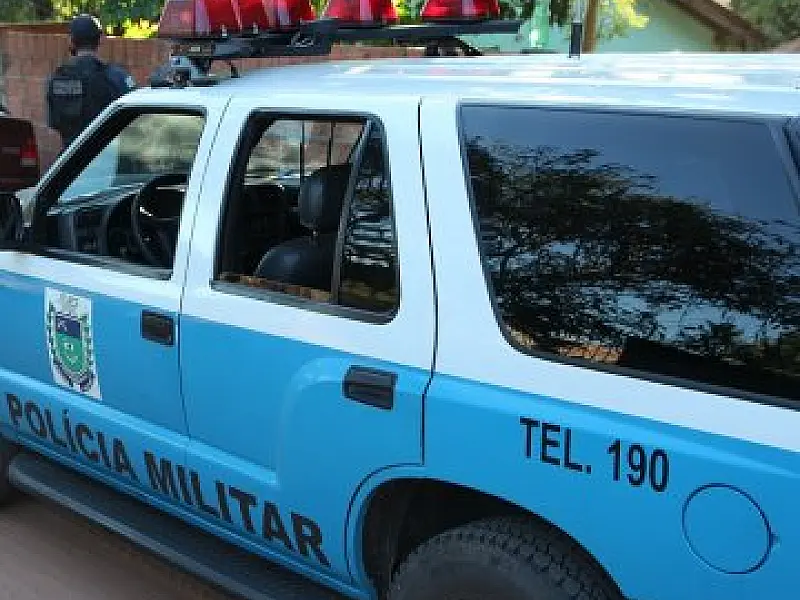 Ladrão pede água a comerciante e foge levando celular