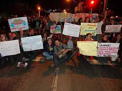 Cerca de 250 estudantes protestam em universidade