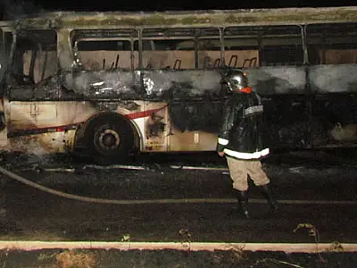 Ônibus é incendiado e outro é apedrejado em Três Lagoas