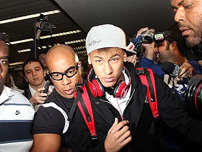 Na volta pra casa, Neymar passa mal em voo e sai sem dar entrevistas