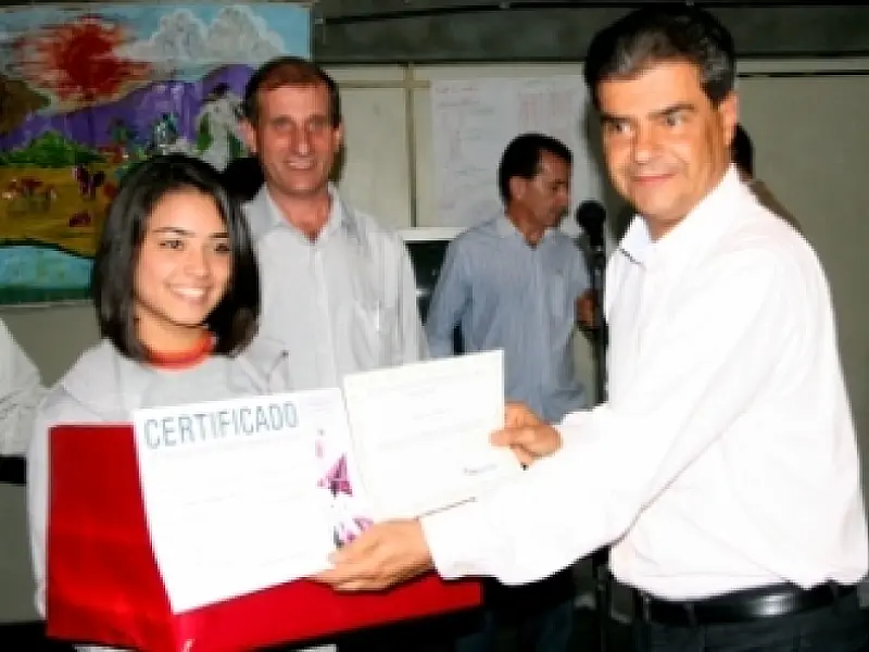 Estudante da Capital recebe premiação de Concurso Internacional de Cartas