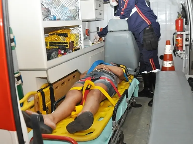 Jovem fica ferida após queda de moto em Coxim