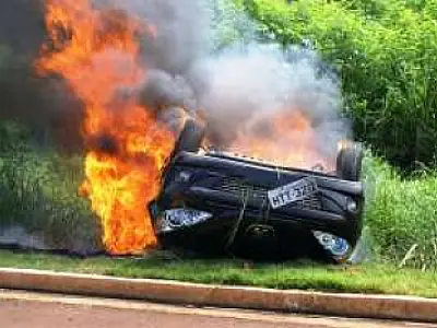 Carro pega fogo ao capotar em Dourados e condutor fica ferido