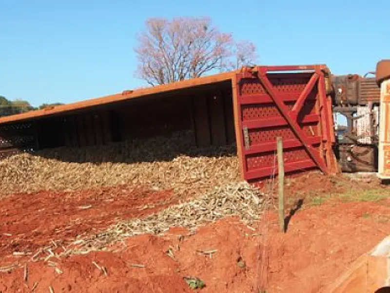 Carreta tomba na saída de usina no município de Angélica