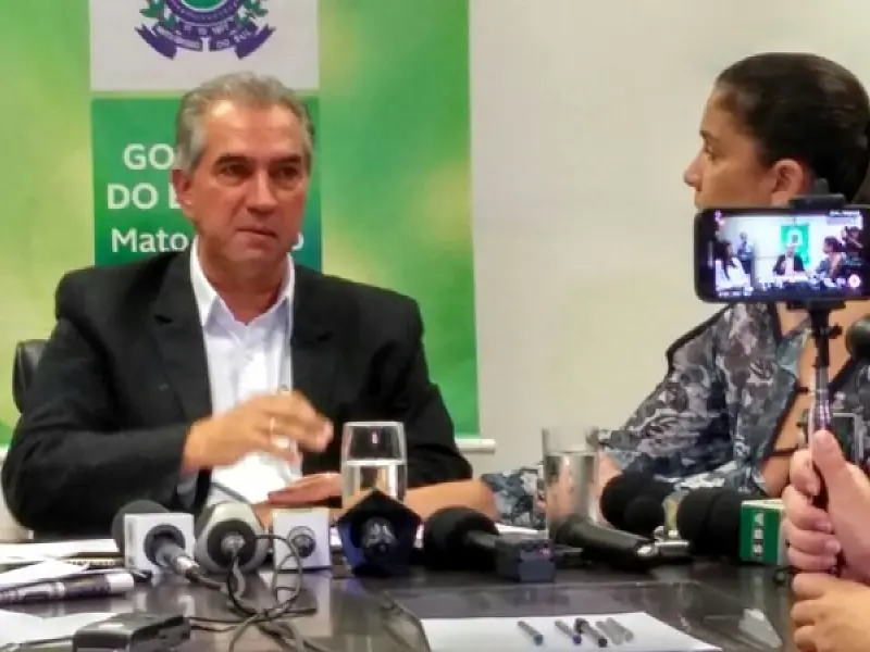 Governador de MS chora durante coletiva sobre citação na delação da JBS